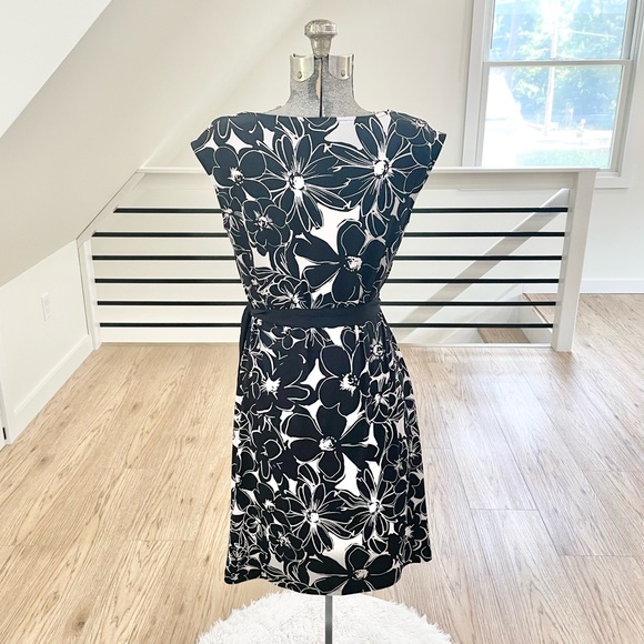 Small black and white floral, print, stretchy loose fit dress - Picture 4 of 6